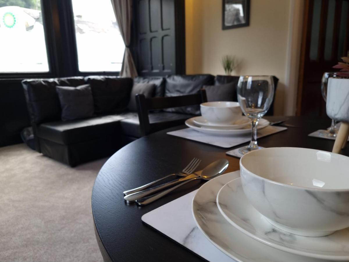 Entire With Free Parking & Fast Wifi Holiday home *